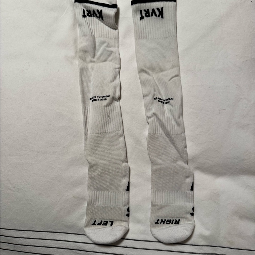 White Athletic Socks with Ribbed Texture and Elastic Band